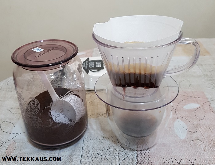 Pour Over Coffee With Daiso Coffee Dripper and Filter Paper Tekkaus