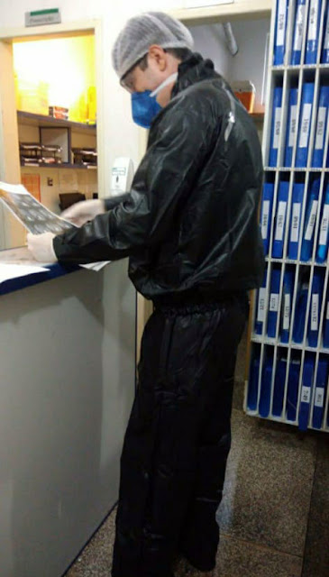 Sem equipamentos necessários, médico atua no João Paulo II com capa de chuva com medo do Coronavírus