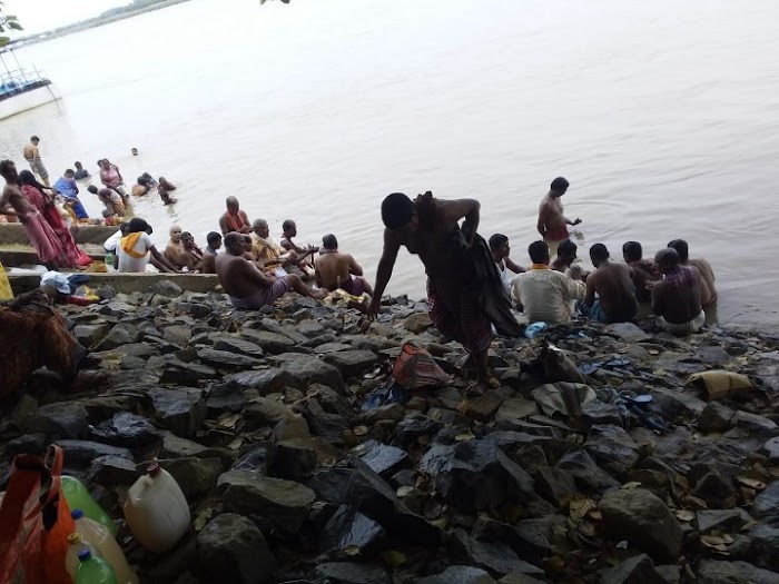 তর্পণ করতে এসে গঙ্গায় ডুবতে থাকা যুবককে উদ্ধার করল সিভিল ডিফেন্সের কর্মী