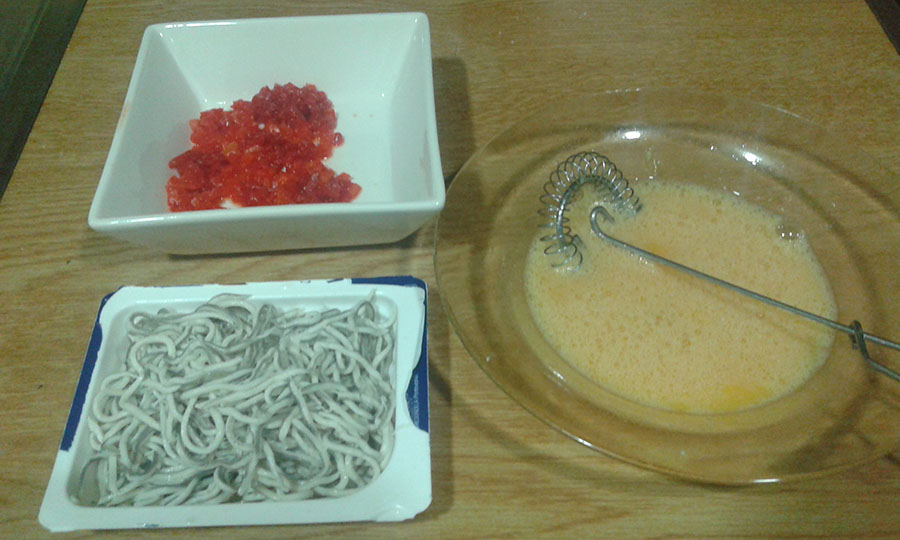 revuelto de angulas sucedáneas y pimiento morrón