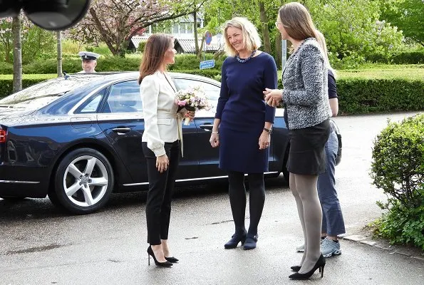 Princess Marie wore white belted fitted jacket. Theory clothing belted fitted jacket. Naledi Copenhagen