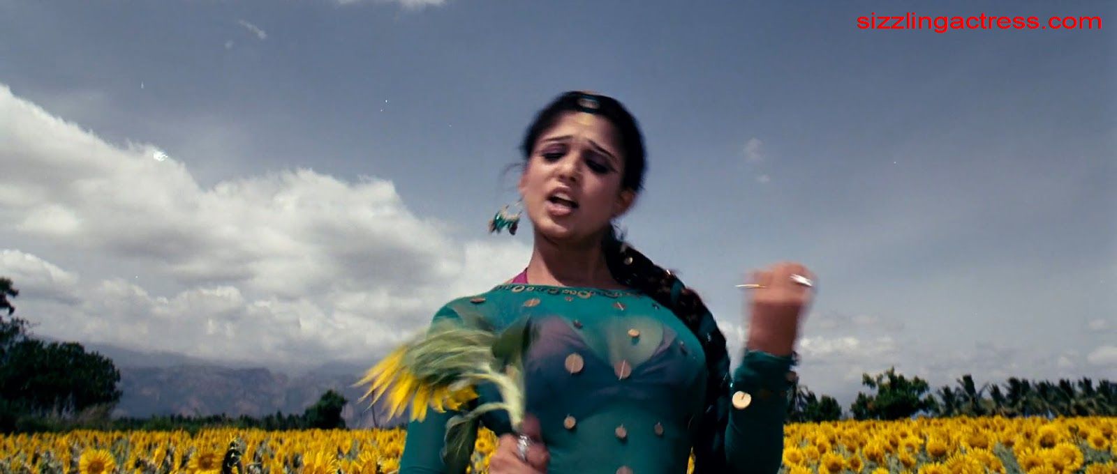 Nayanthara Hot In Movie Villu Showing Bulging Boobs And Cleavage At Its Best ~ Hot Hollywood