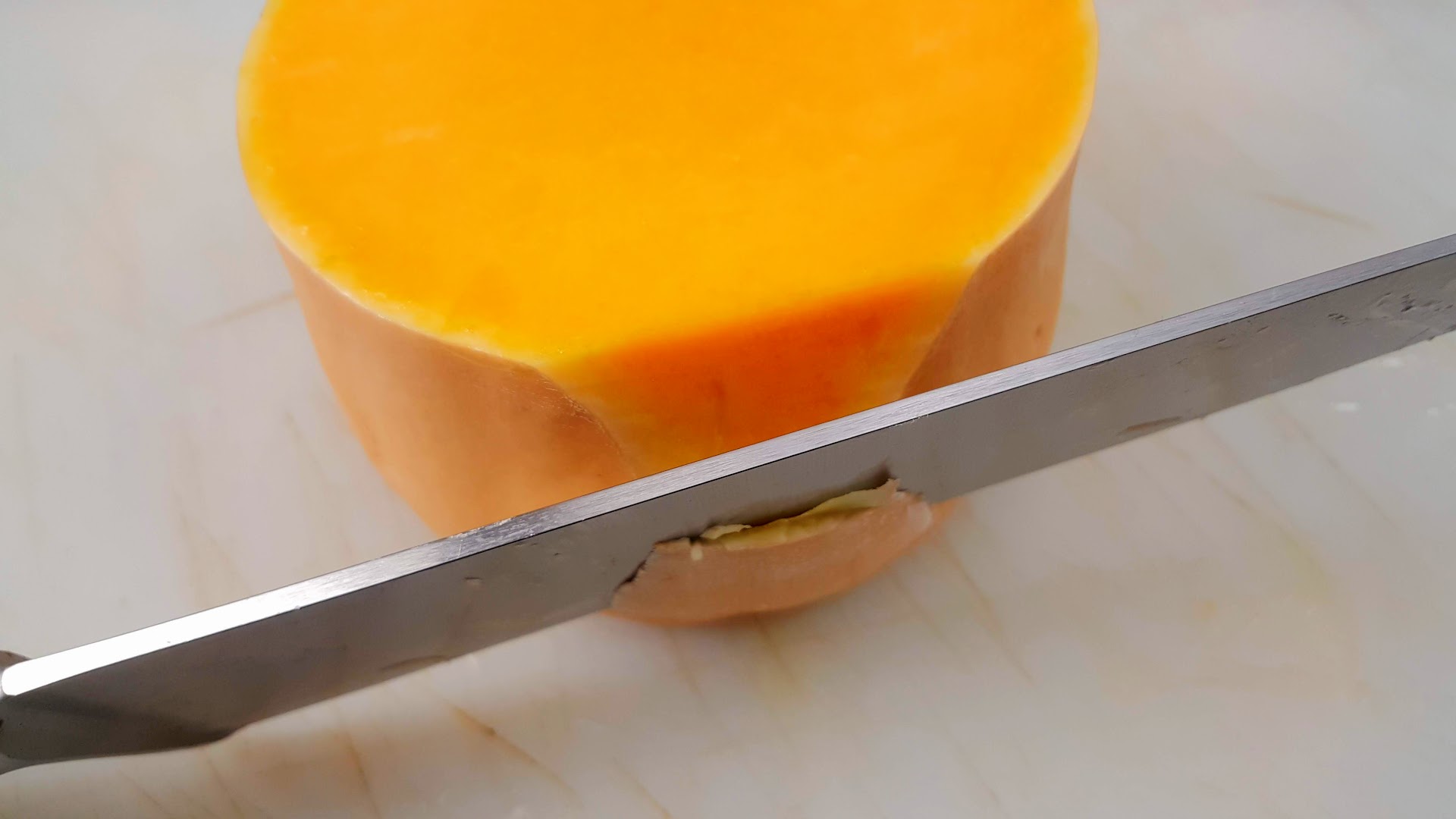 Éplucher et vider une courge butternut