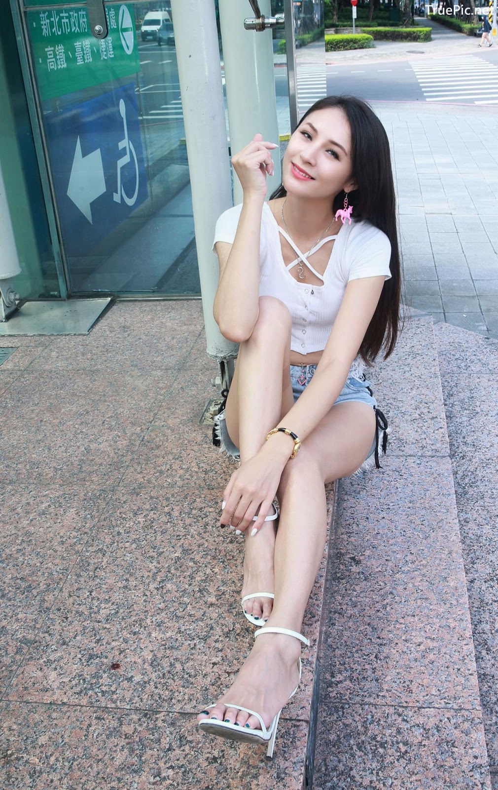 Image-Beautiful-Taiwanese-Girl-Lola-雪岑-Perfect-Long-Legs-Baby-TruePic.net- Picture-56