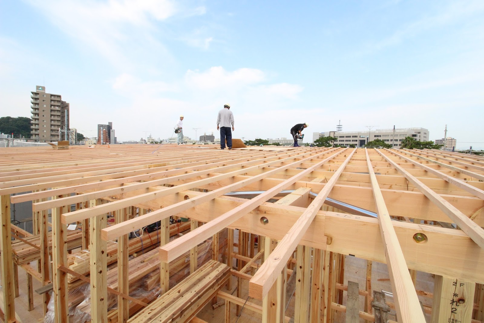 SKIP HOUSE 建築プロセス: 屋根下地の垂木打ち。