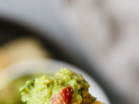 BEST EVER GUACAMOLE (FRESH, EASY & AUTHENTIC)