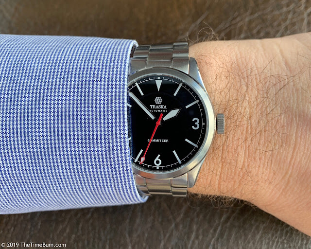 Traska Summiteer Charcoal Black wrist