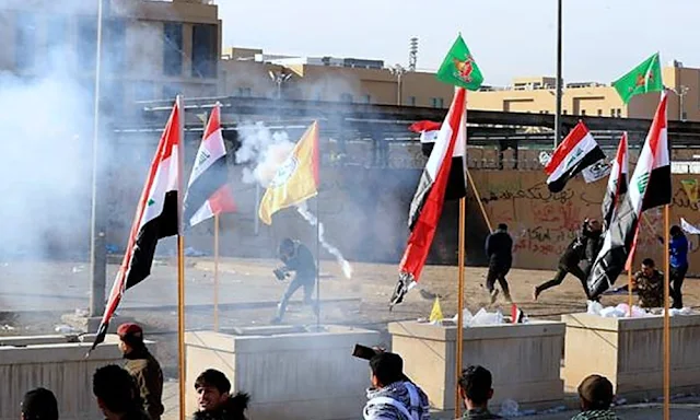 Sigue asedio a embajada de EEUU en Irak, fuerzas de seguridad lanzan gases lacrimógenos