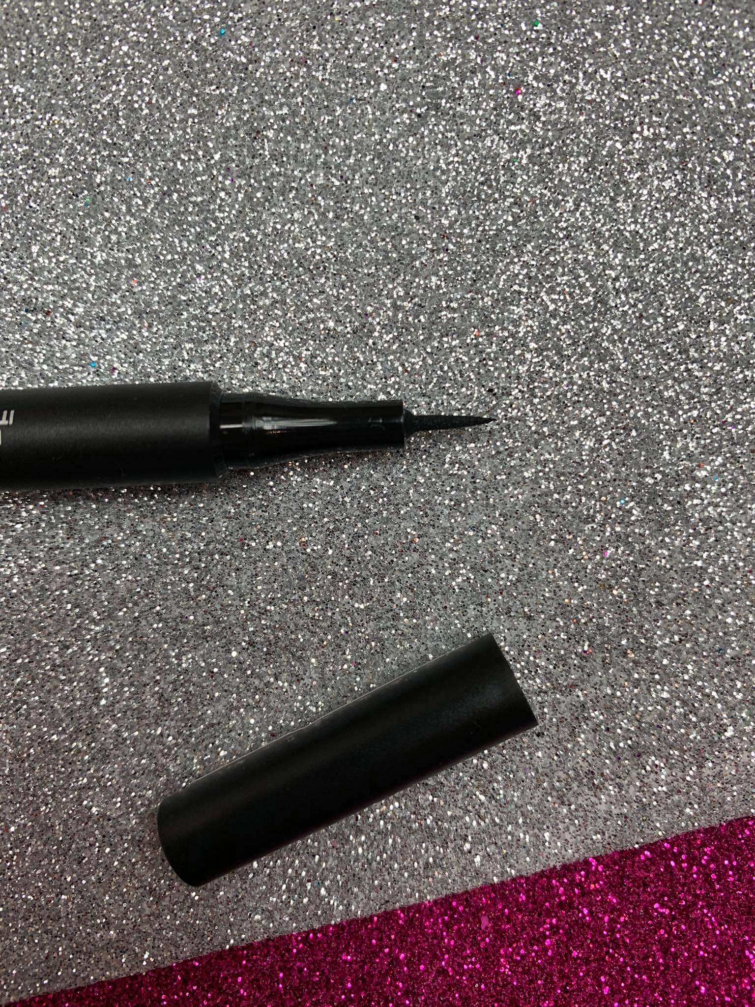 EYELINER tiny tip liner waterproof - wodoodporny eyeliner w pisaku Essenc