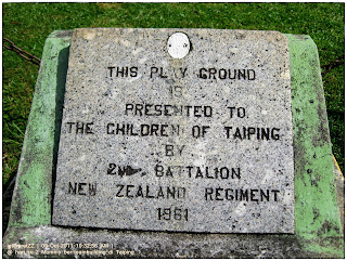 gambar batu tanda hadiah taman permainan Taiping daripada Battalion Ke-2 Rejimen Askar New Zealand.