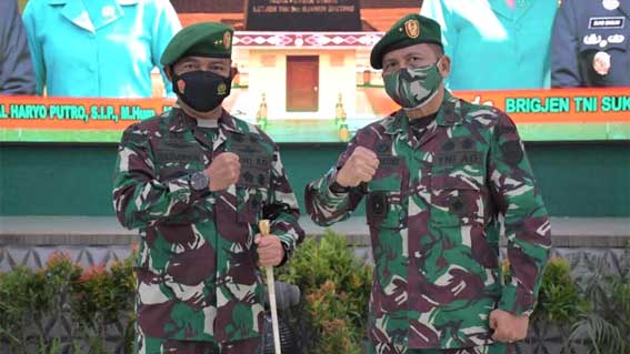 Pangdam Mayjen TNI Hassanudin bersama Brigjen TNI Gamal Haryo Putro