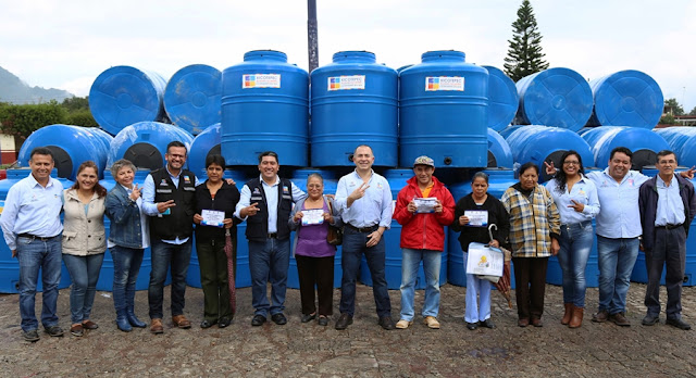 Entrega Valderrábano Vázquez tanques para almacenamiento de agua en Xicotepec