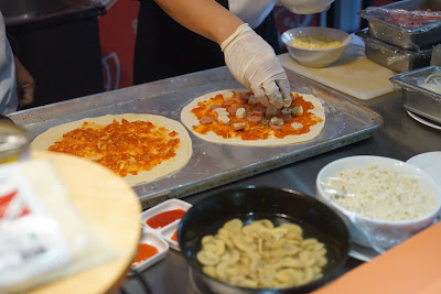 Proses pemberian saus tomat dan topping Proses pemberian saus tomat dan topping