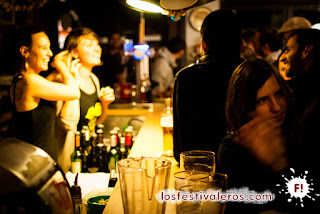 8. En cada bar se forma un microcosmos en el que se producen un montón de emociones simultaneas. En la foto, el microcosmos del jueves en el Petit Vasco, durante el festival Cultures Bar-Bars. 