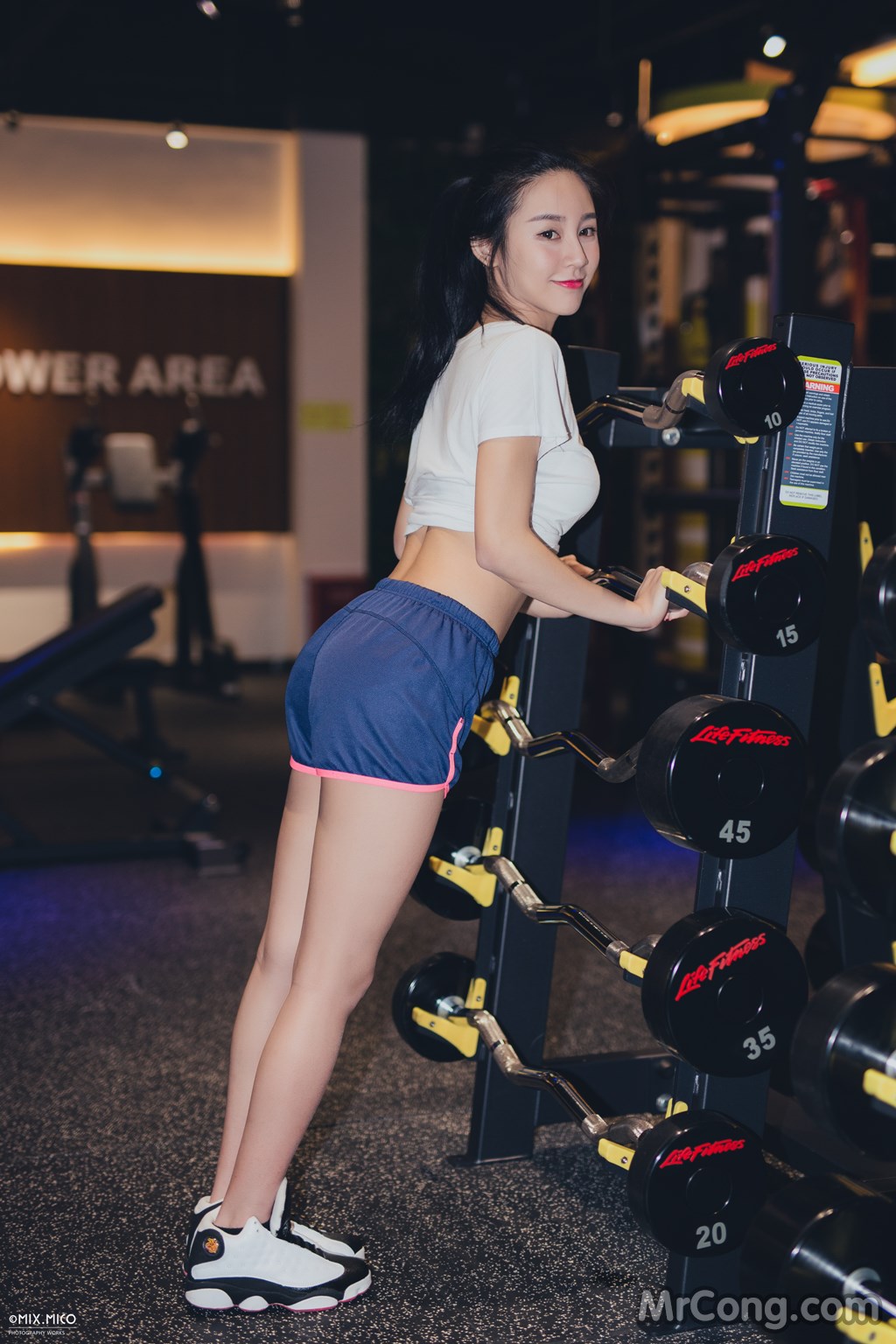 Kuemma beauty is beautiful and sexy posing in the gym (23 pictures)