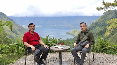 Sebelum Ketemu Jokowi Menlu China Wang Yi di Pamekan Keindahan Danau Toba Oleh Menko Luhut