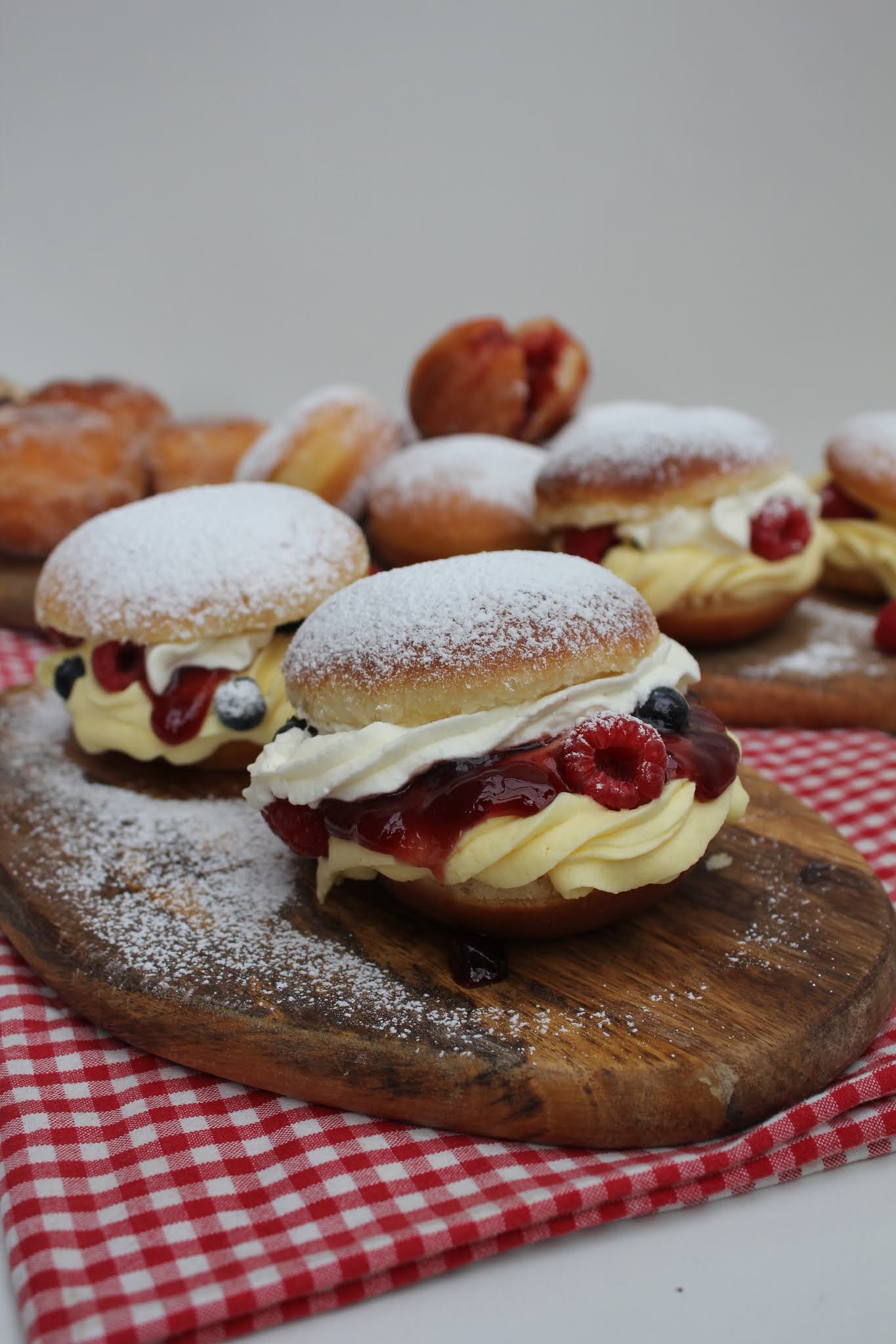 Berliner, Kreppel, Krapfen mit Marmeladefüllung Berliner, Kreppel, Krapfen mit Marmeladefüllung
