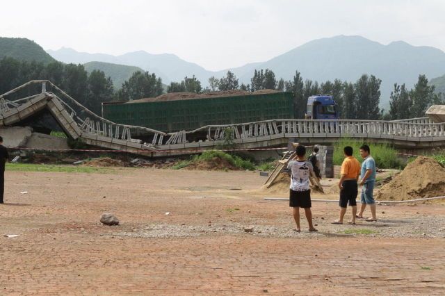 Gara-Gara Truk Kelebihan Beban, Jembatan di China Roboh