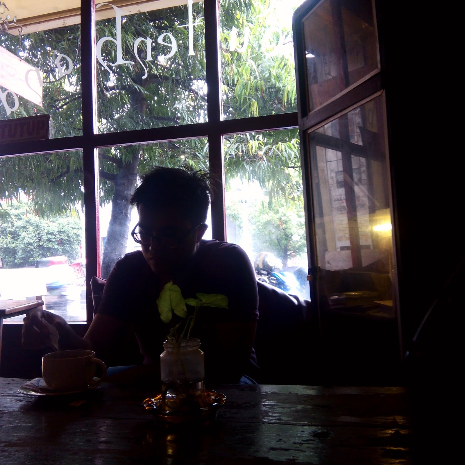 Houten Hand coffee & Beer House, Malang, jadi minoritas di tempat para