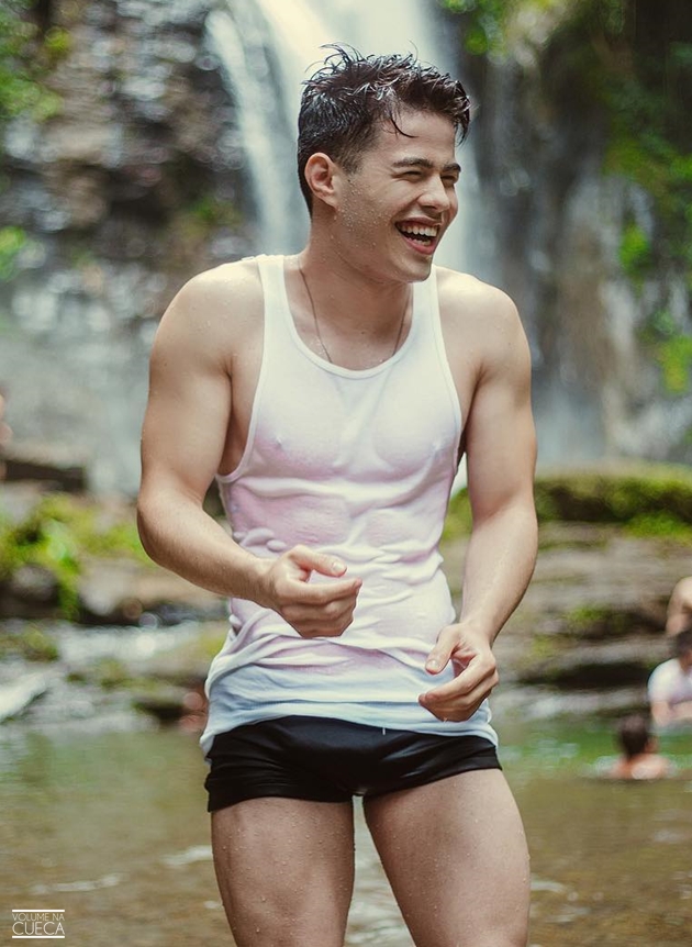 Gustavo Rocha de sunga na cachoeira exibindo volume - Volume na Cueca