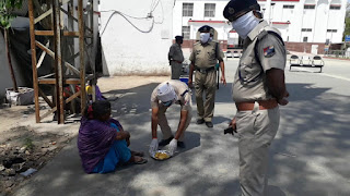 सासाराम:-लॉक डाउन के बाद पूरे देश में ट्रेनों का परिचालन बंद कर दिया गया। लेकिन फिर भी सासाराम के रेलकर्मी गरीबों और असहाय की सेवा में लगे हैं। सासाराम:-लॉक डाउन के बाद पूरे देश में ट्रेनों का परिचालन बंद कर दिया गया। लेकिन फिर भी सासाराम के रेलकर्मी गरीबों और असहाय की सेवा में लगे हैं।