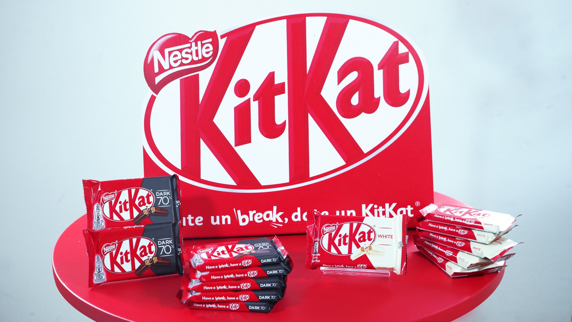 KIT KAT LANZA AL MERCADO GUATEMALTECO DOS NUEVOS SABORES WHITE & DARK