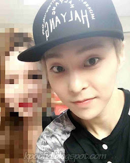 Photo selfie Xiumin EXO-M dengan Cewek Photo selfie Xiumin EXO-M dengan Cewek