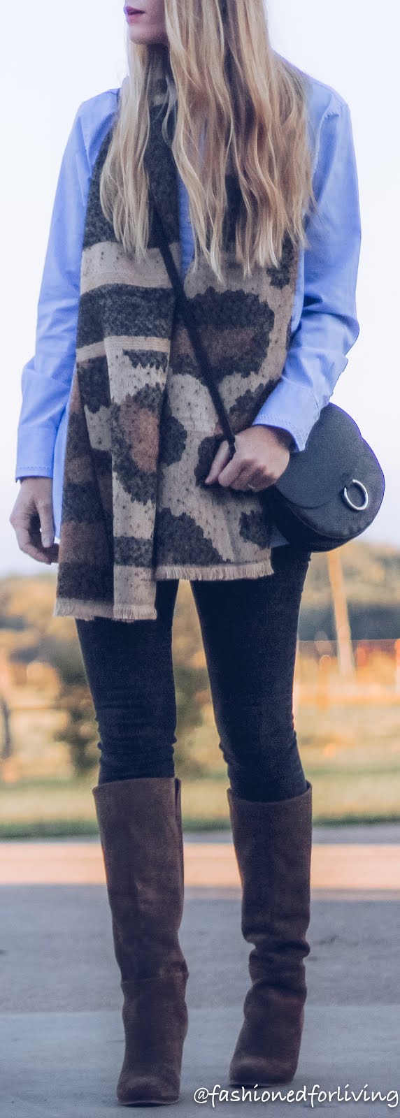 easy fall outfit with black skinny jeans, tunic shirt, suede boots and leopard scarf