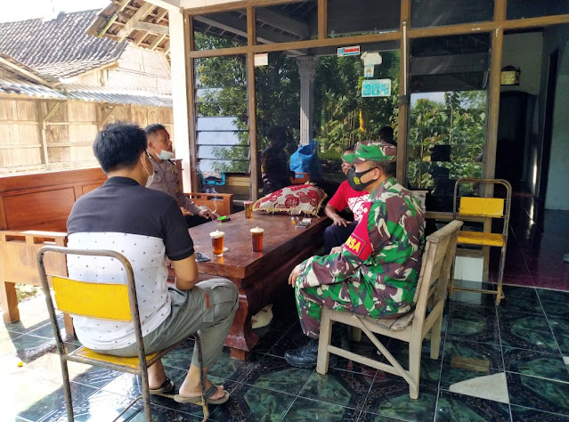 Dekati Warga dengan Komsos Babinsa dan Bhabinkamtibmas,  Ini Edukasi Penerapan Protokol Kesehatan Covid 19