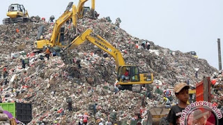 Timbunan sampah yang menyerupai bukit di Bantar gebang