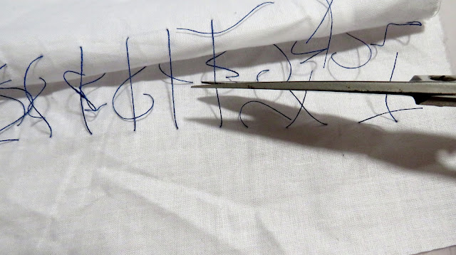 Cortando hilos flojos con tijera