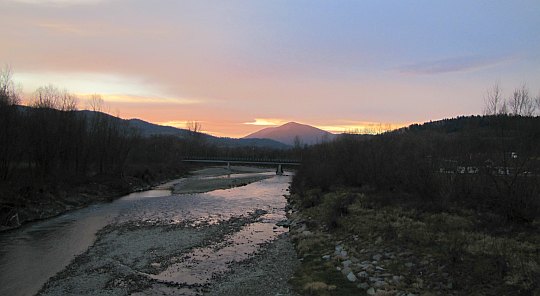 Rzeka Raba, a w głębi Szczebel (977 m n.p.m.).