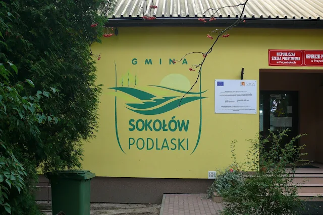 Ręczne malowanie loga na ścianie, logo gminy sokołów, logo ręcznie malowane na elewacji