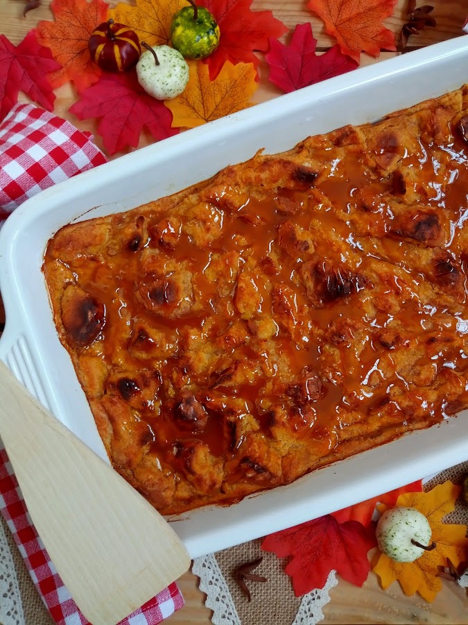 Pumpkin bread pudding. Pudin de pan y calabaza. Receta típica de Acción de Gracias. Receta de aprovechamiento, reciclaje, con horno, especias, calabaza, postre típico americano. Thanksgiving day. Cuca