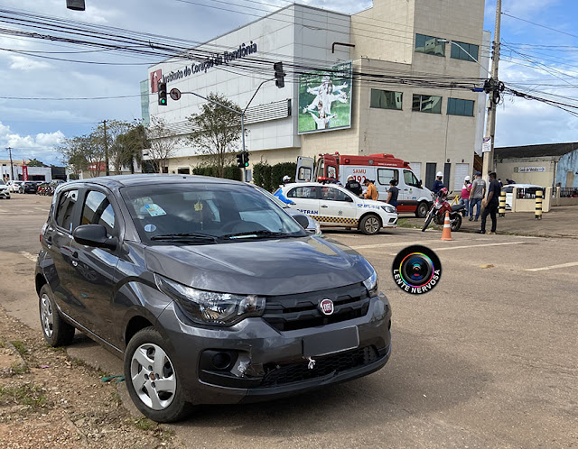 Acidente em cruzamento causa suspeita de fratura em motociclista