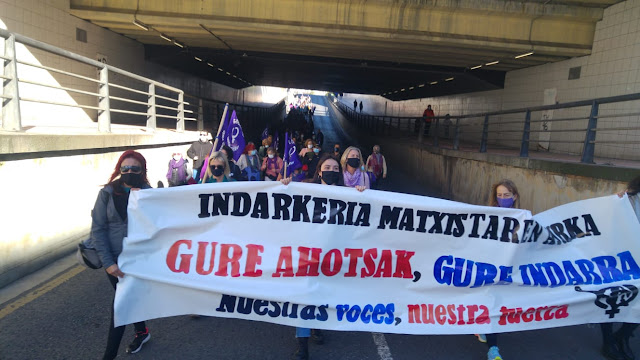 Cientos de personas marchan desde Santurtzi a Barakaldo en apoyo a la eliminación de la violencia machista