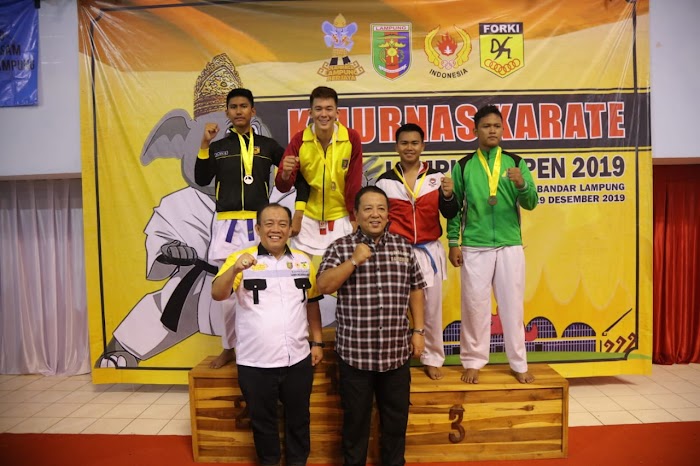 Lampung Pimpin Perolehan Medali di Kejurnas Karate 2019, Gubernur Arinal Serahkan Medali Kelas 76 Kg