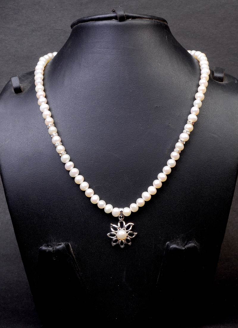 Beautiful Pearl Necklace : Suitable Fashion