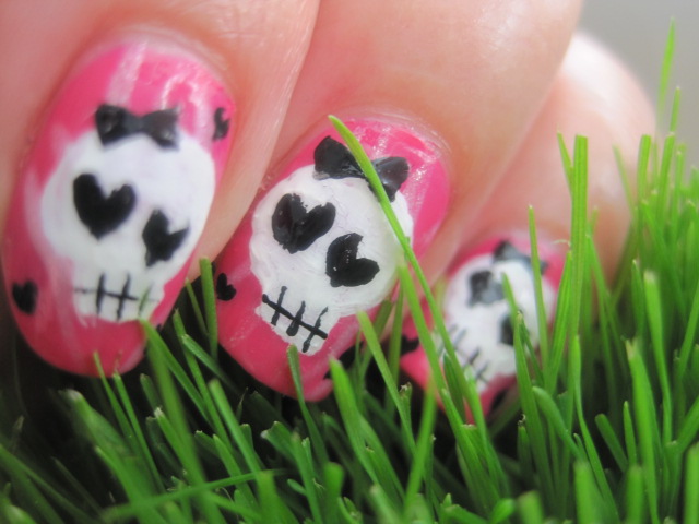 skull nails, nails, beautiful nails, extra nails, funny nails