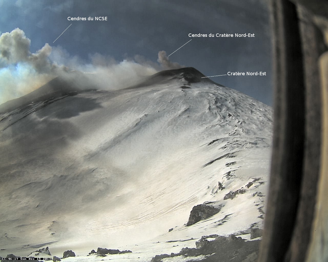 Emissions de cendres du Cratère Nord-Est, 15 décembre 2013