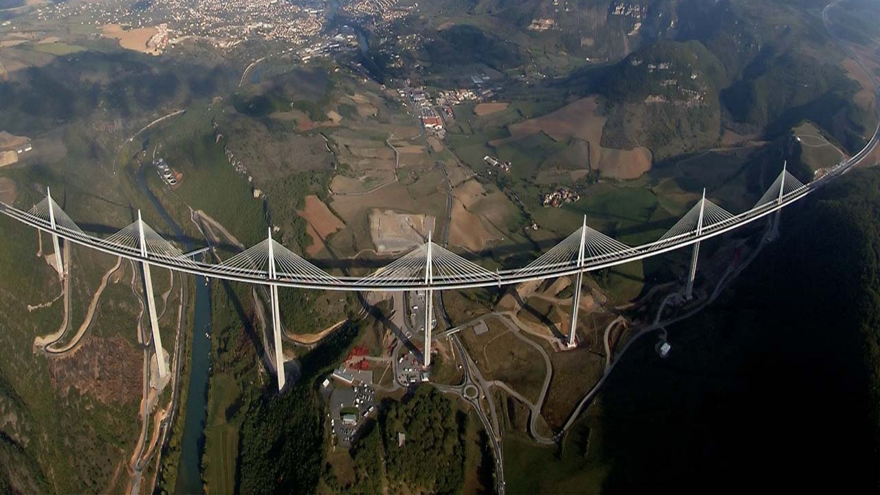 Мир 3 высота. Мост виадук Мийо. Виадук Мийо Франция. Виадук Мийо самый высокий мост в мире. Вантовый виадук Мийо.