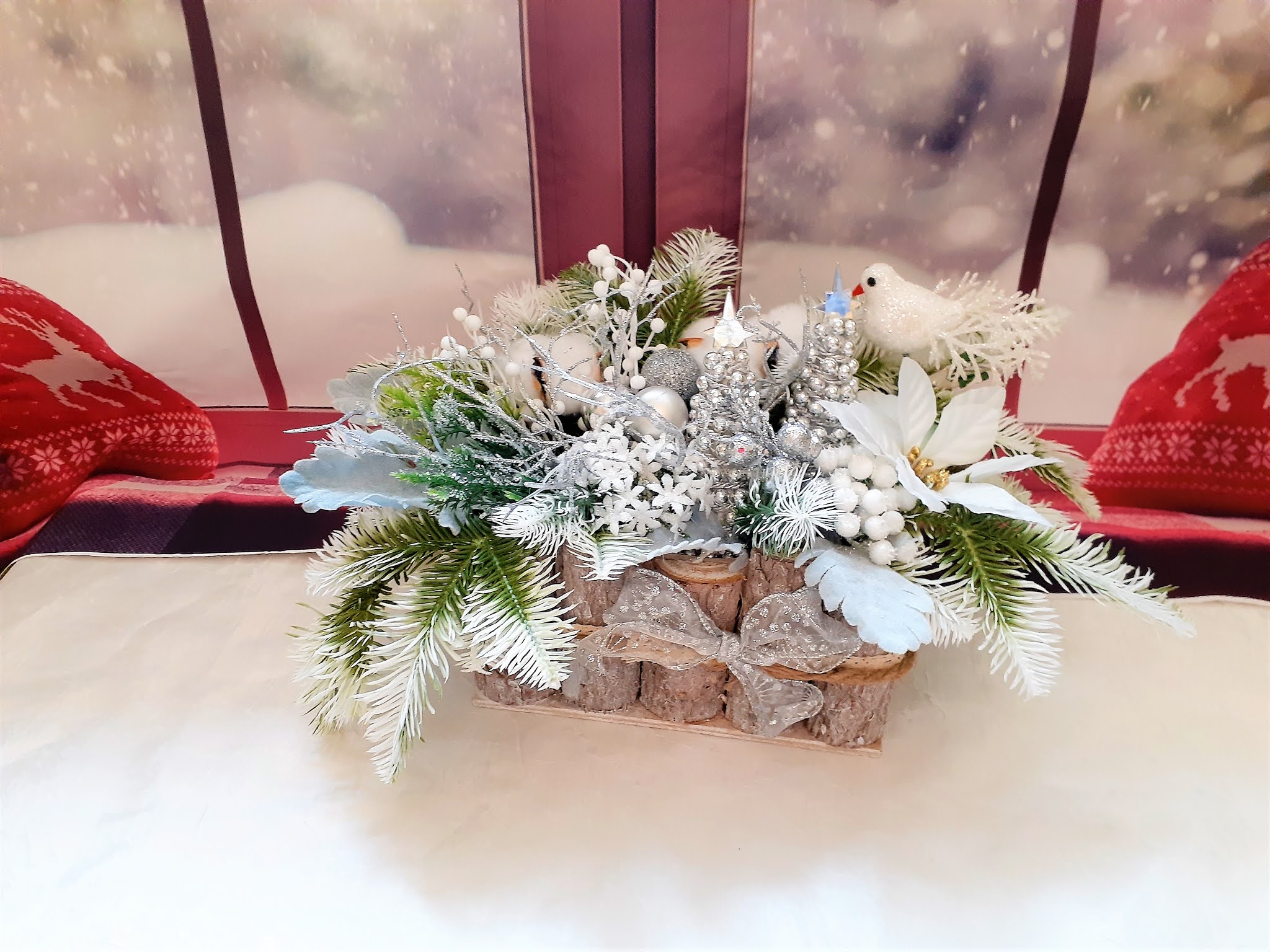 новогодняя композиция на стол. зимние композиции из сена страна мастеров. новогоднее украшение интерьера. новогодняя композиция в вазоне. новогодние композиции нк23.