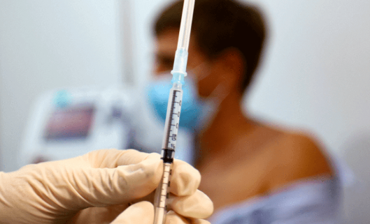 Plus de 90 pour cent de la population des Émirats arabes unis a reçu la première dose du vaccin