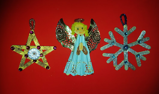 TRES ADORNOS NAVIDEÑOS CON PALITOS DE HELADO