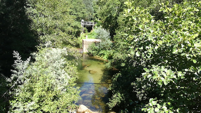 Praia fluvial a montante da ponte