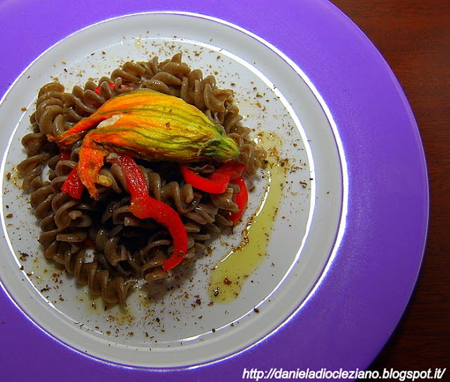 fusilli di sambuco con peperoni, polvere di capperi e fiori di zucca gratinati 