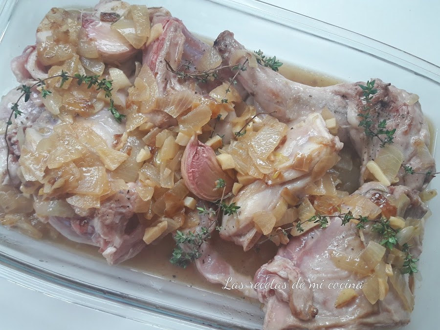 Conejo con tomillo, patatas y tomates cherrys al horno