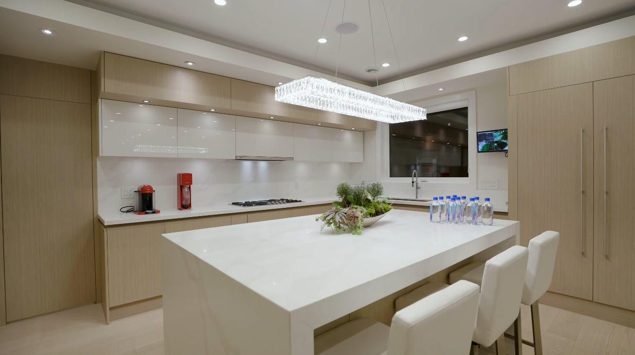39 Photos vs. Edgemont Blvd, North Vancouver Luxury Home Interior Design Tour