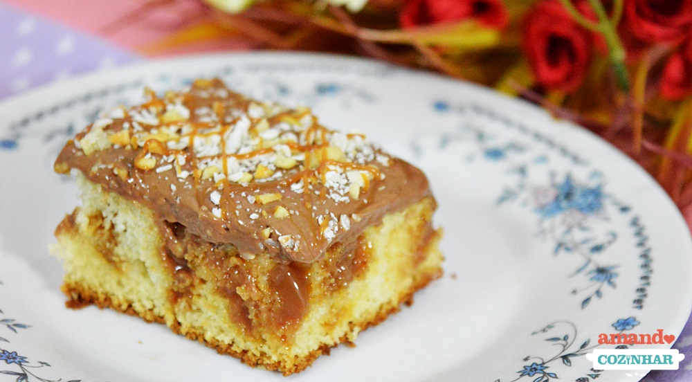 Bolo furadinho com doce de leite e chocolate