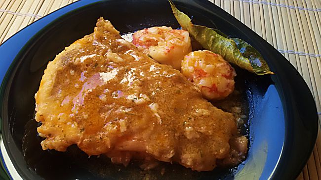 Lenguado en salsa con gambones